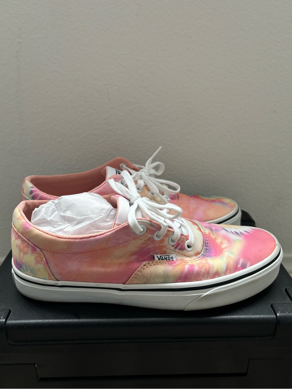 Vans Classic Women's Tie-Dye Low Top Sneakers in Pink